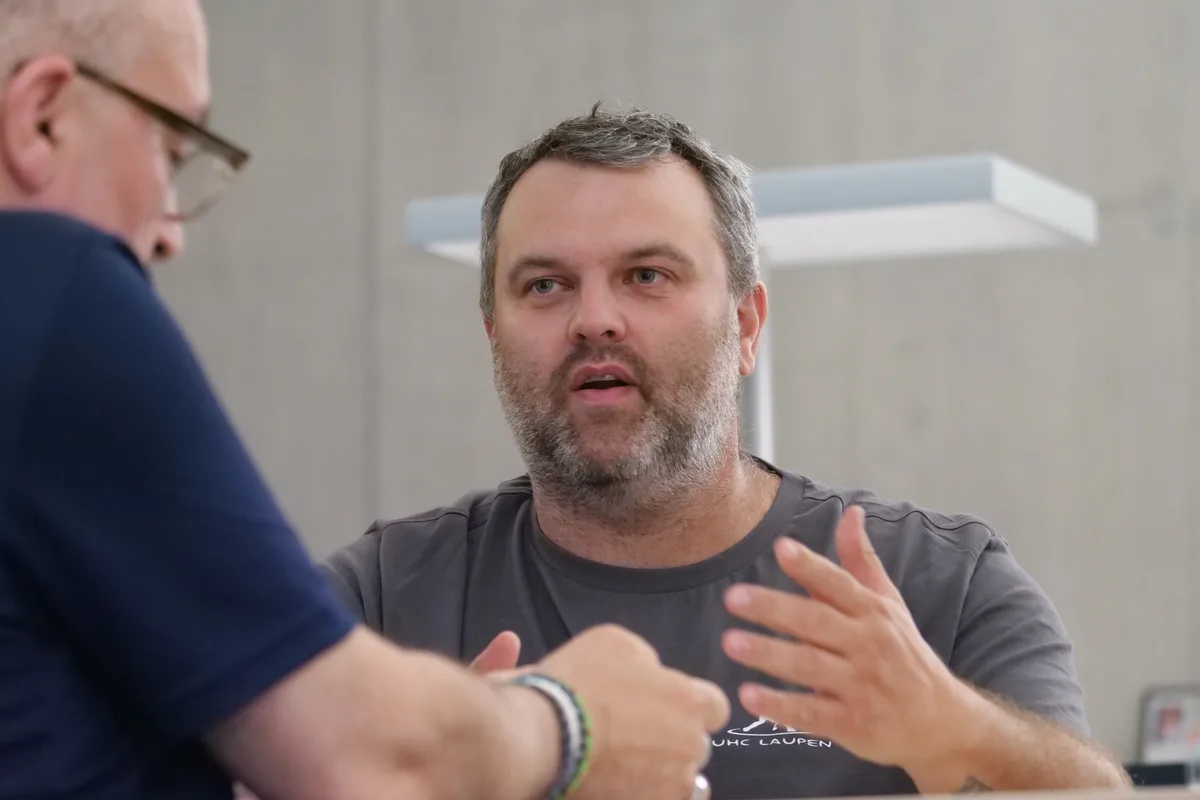 Yves Kempf vom UHC Laupen und Giovanni Marti von den Floorball Riders kreuzen bei uns die Klingen.